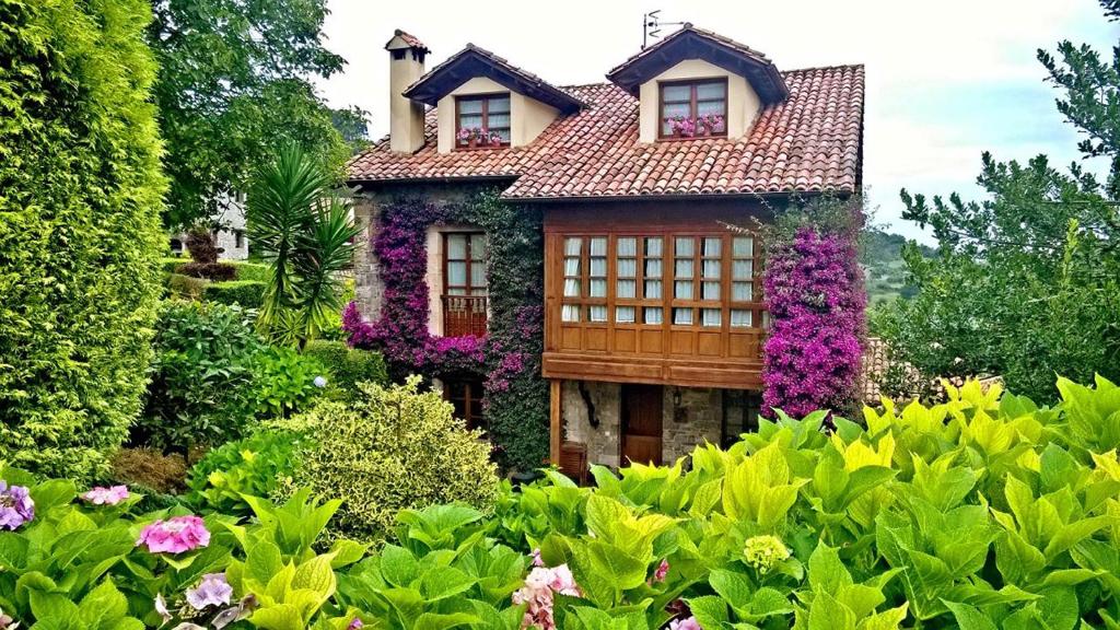 比利亚维西奥萨Trisqueles y Buganvillas的花园中花草覆盖的房子