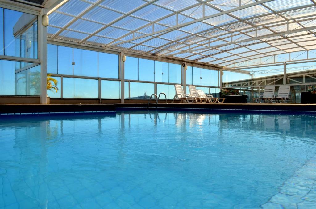 弗洛里亚诺波利斯卡纳斯维尔莱斯海酒店的一个带玻璃天花板的大型游泳池