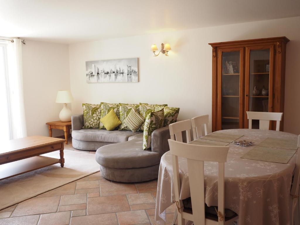 马诺斯克campagne de pimayon的客厅配有桌子和沙发