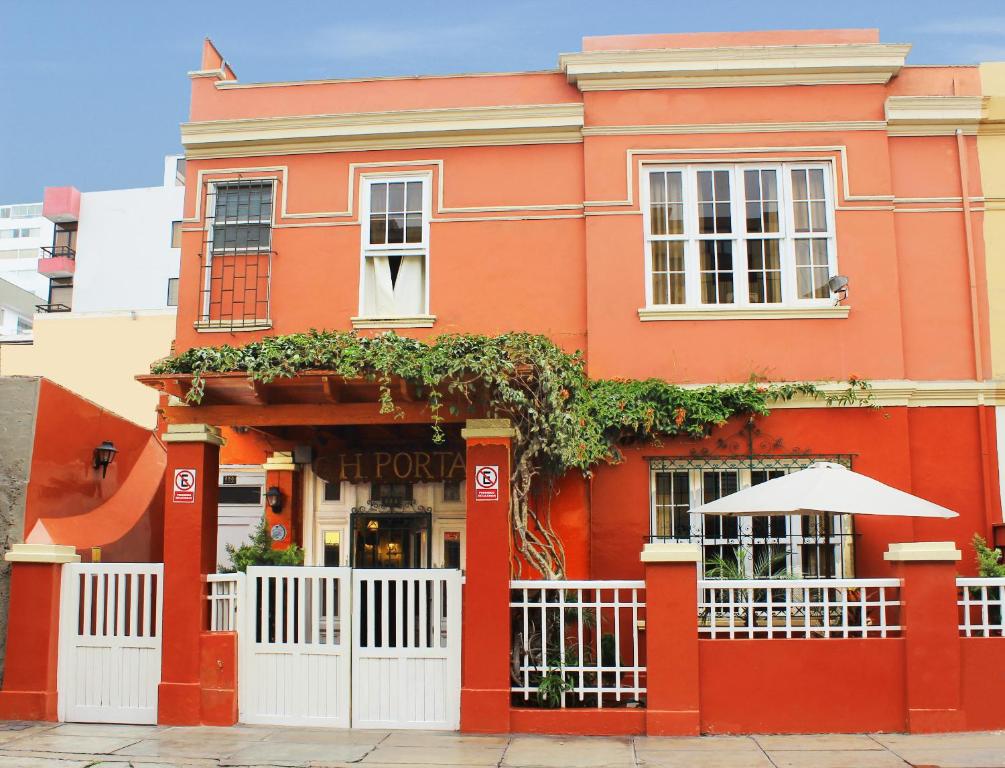 利马Casa Porta的一座橙色的建筑,前面有白色的围栏