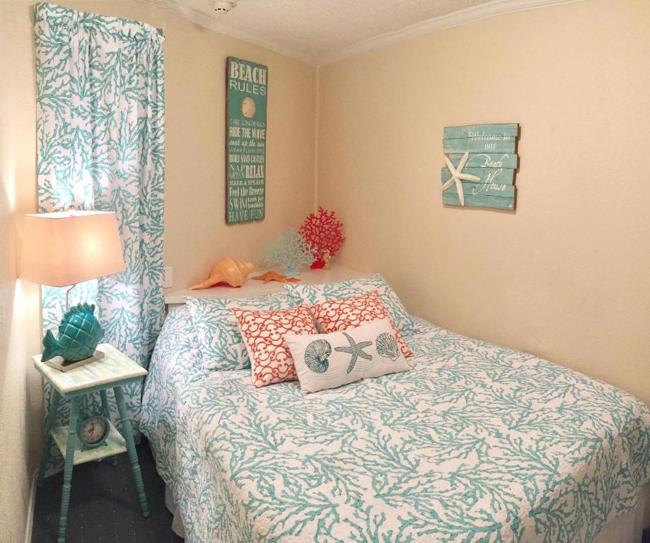 加尔维斯敦Casa Del Mar Beach View的一间卧室配有带枕头的床