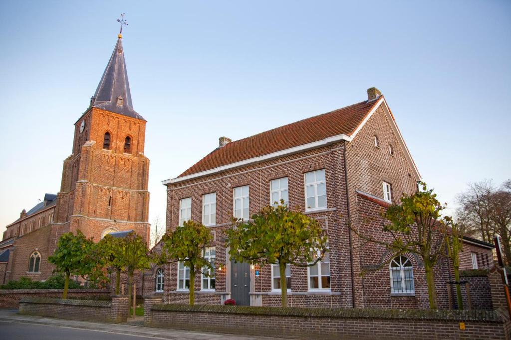 Grote-BrogelDe Pastory的一座教堂,有塔楼和砖砌建筑