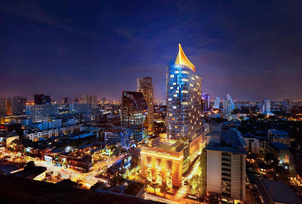 曼谷通罗素坤逸中心55超豪华酒店的城市天际线,夜晚有高楼