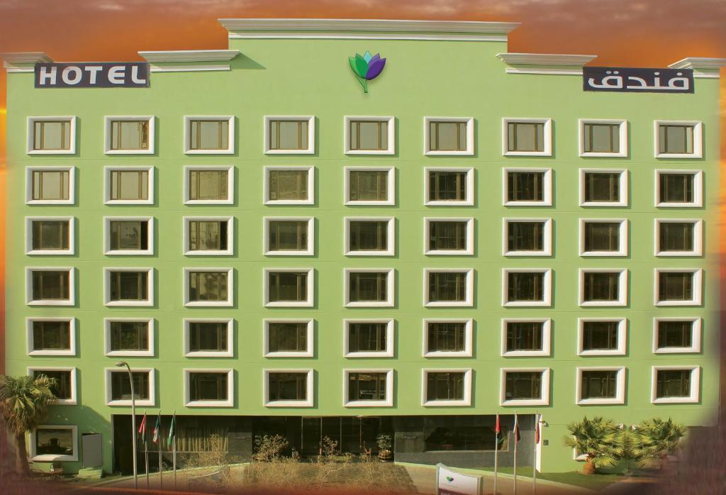 利雅德Reef Al Malaz International Hotel by Al Azmy的一座大型绿色建筑,与酒店同建