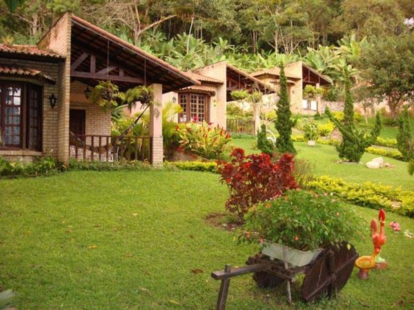 瓜拉米兰加Pousada Chale Cana Brava的一座带庭院的房屋,一座带花园的房屋