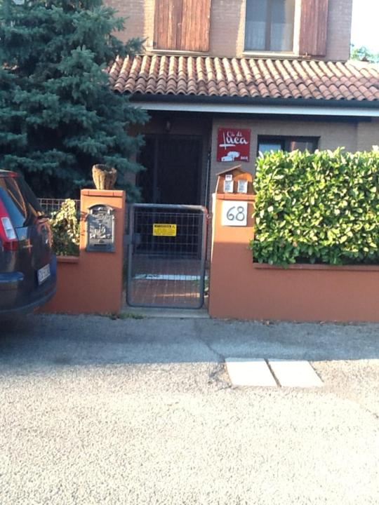 麦比欧B&B ca di luca的房屋前有门的建筑物