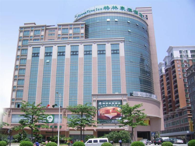 东莞格林豪泰广东省东莞市厚街商务酒店的前面有标志的大建筑