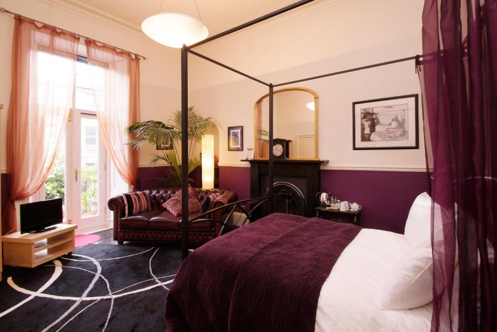 爱丁堡南边宾馆的一间卧室配有一张床、一把椅子和镜子