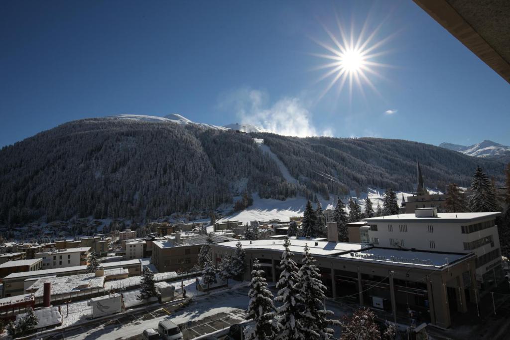 达沃斯Apartment In Center Of Davos的享有高山和天空的阳光