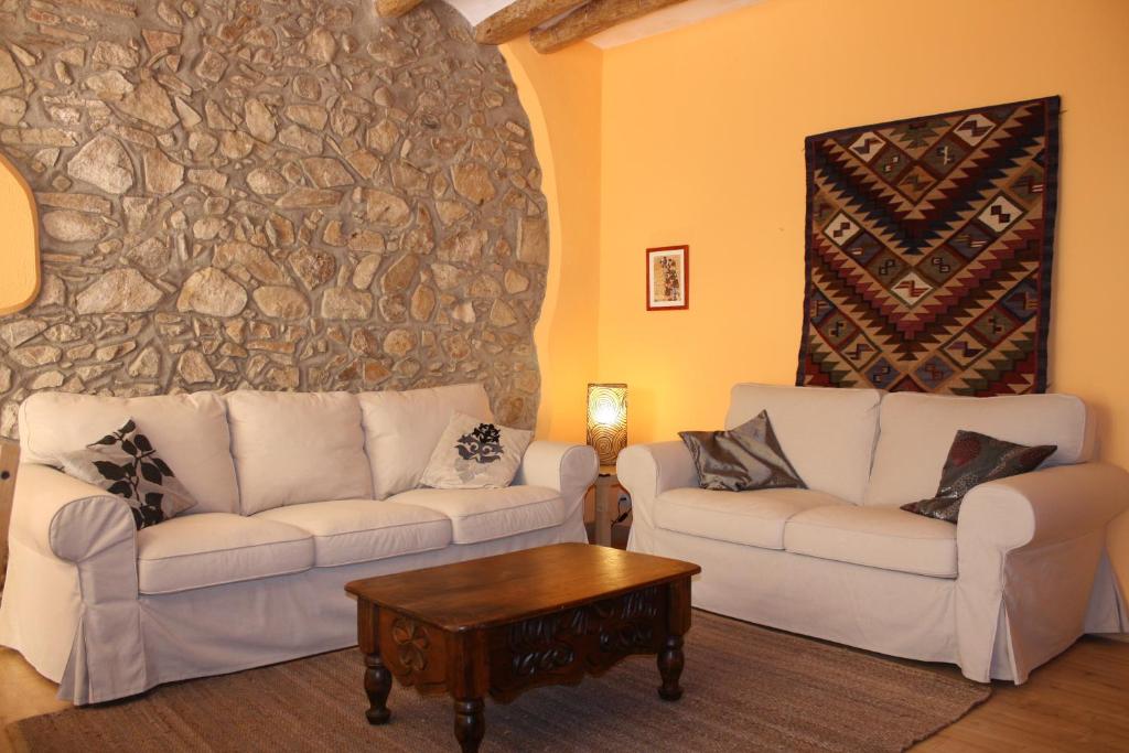 Ríudecañas卡尔佩德雷特乡村民宿的客厅配有2张白色沙发和1张桌子