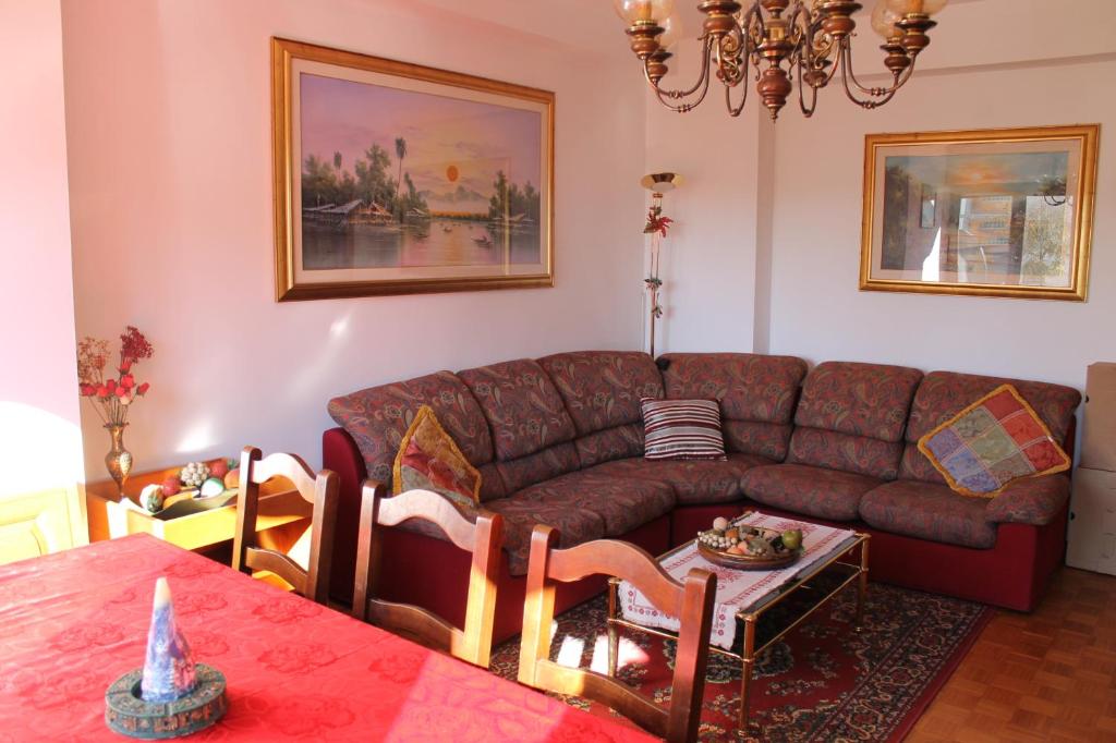 贝卢诺Patrick's House的客厅配有沙发和桌子