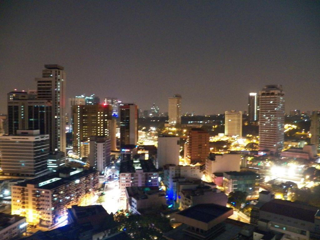 吉隆坡梅楼公寓酒店的城市天际线,夜晚有灯光的建筑