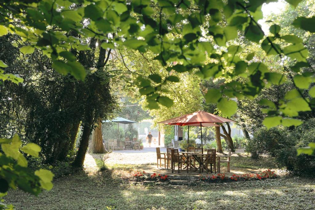 阿瓦隆Cit'Hotel Avallon Vauban的公园内的野餐桌和凉亭