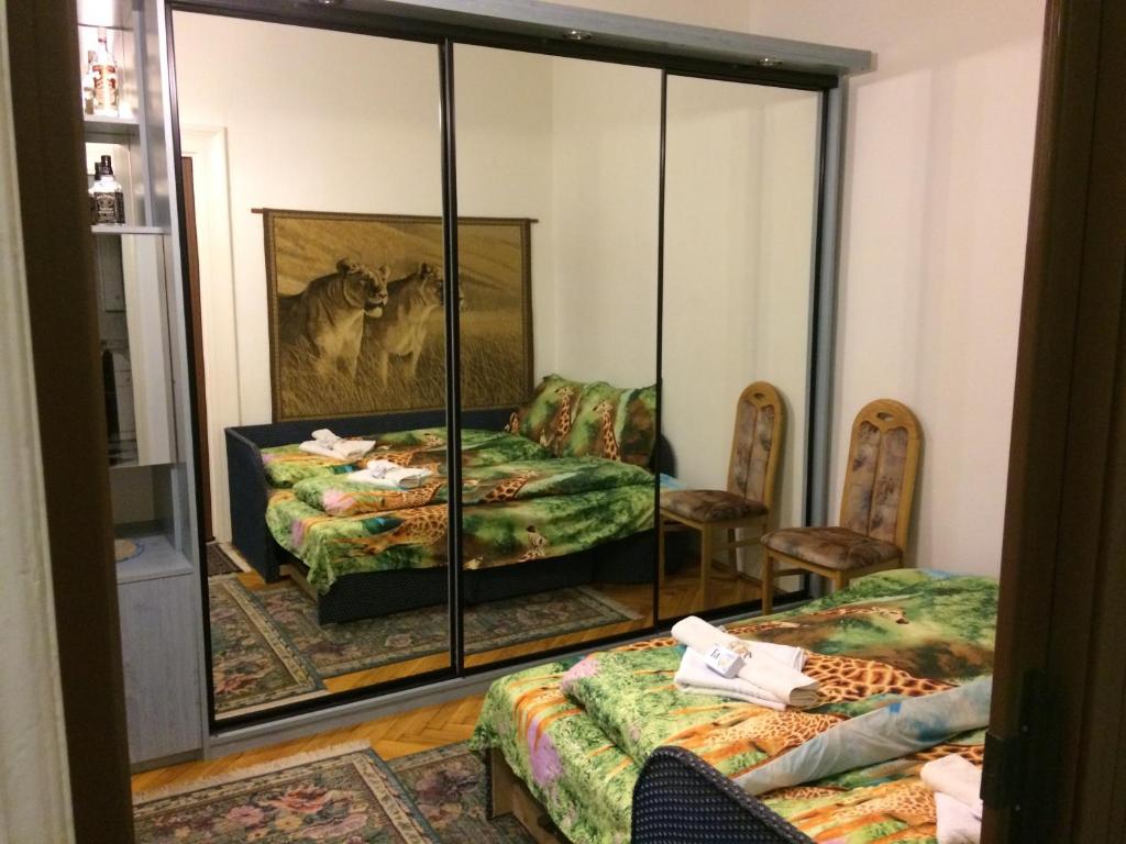 布达佩斯布达佩斯乔伊公寓的一间带镜子和两张床的客厅