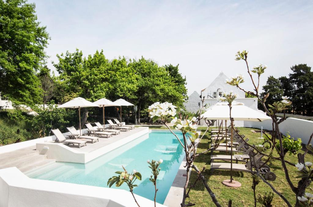 弗朗斯胡克克莱因瓦特瓦尔河滨旅馆的一个带躺椅和遮阳伞的游泳池