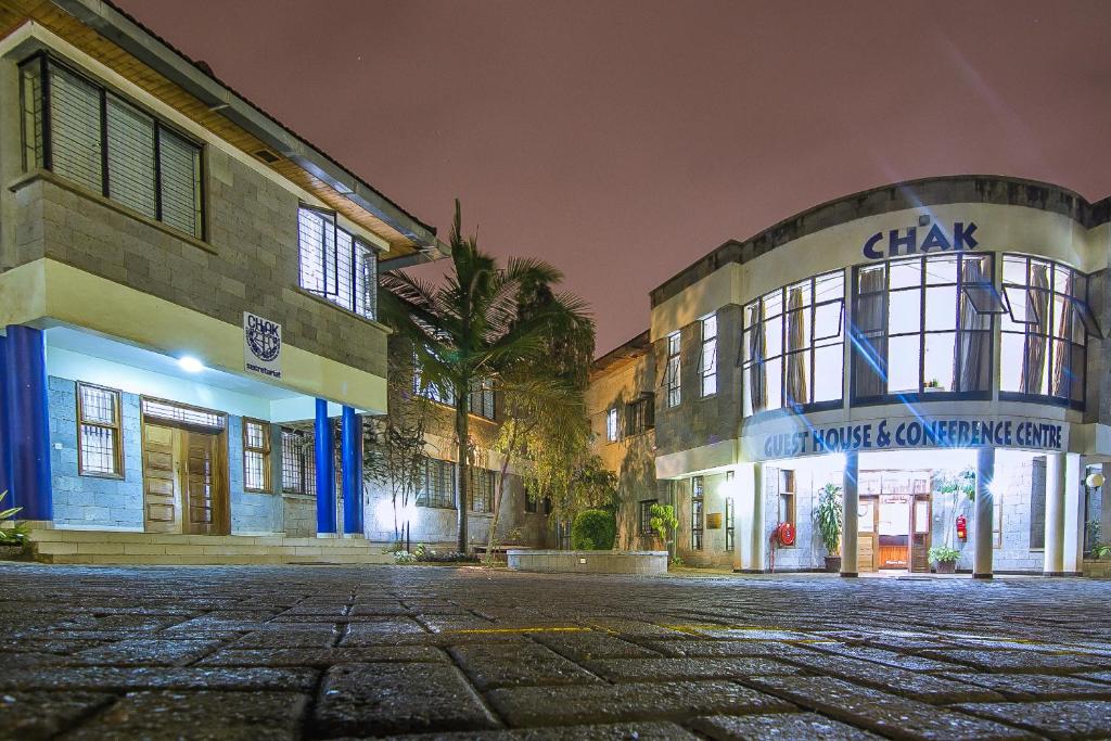 内罗毕查克旅馆及会议中心的夜间在建筑物前的一条空的街道
