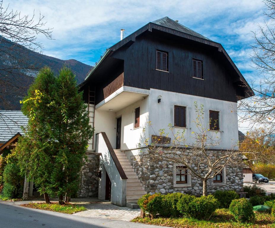博维茨Guest house Vila Korošec的黑白房子,黑屋顶