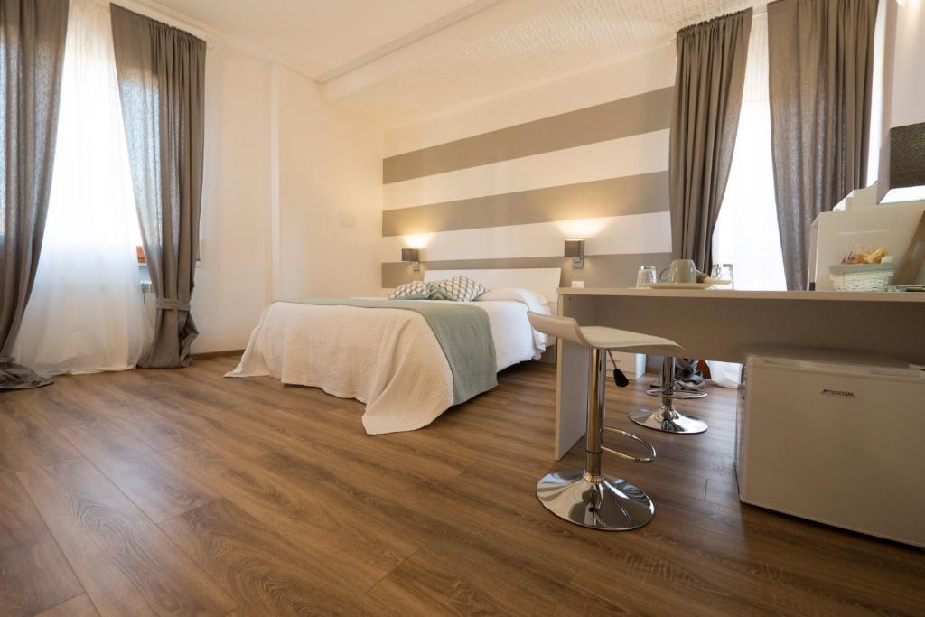 萨尔扎纳Suite Simonetta的配有一张床和一张书桌的酒店客房