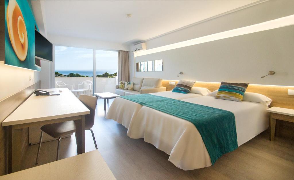 帕尔马诺瓦Globales Panamá的酒店客房设有两张床和一个阳台。