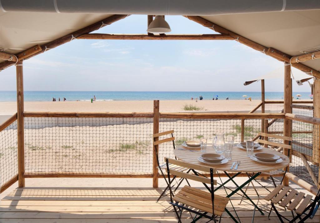 克雷克塞利贾维娜颗威塞尔露营酒店的海滩甲板上的桌椅