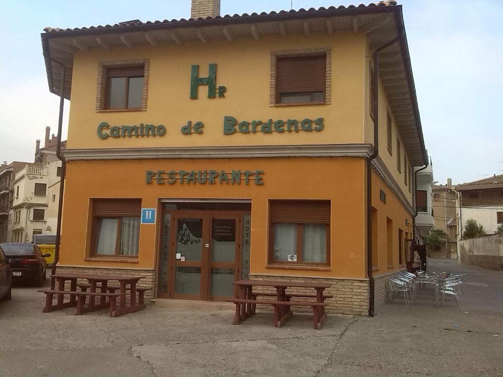 阿尔格达斯Camino de las Bardenas的前面有两长椅的建筑