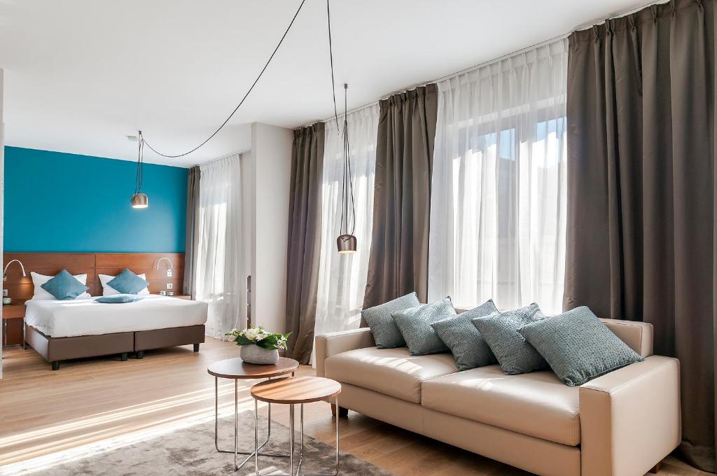 布鲁塞尔阿根达公寓式酒店的客厅配有沙发和1张床