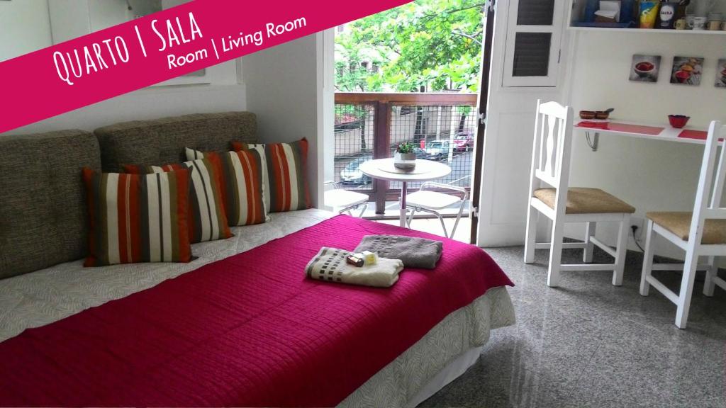 里约热内卢Charmoso Studio Ipanema的一间卧室配有一张带红色毯子的床