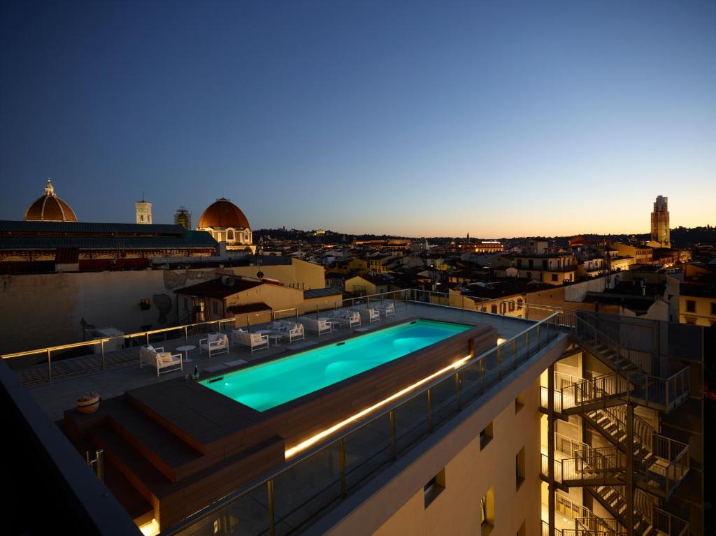 佛罗伦萨佛罗伦萨格兰斯酒店的建筑物屋顶上的游泳池