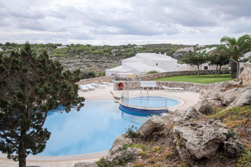卡拉莫若尔Villas Es Brucs的享有度假村游泳池的顶部景致
