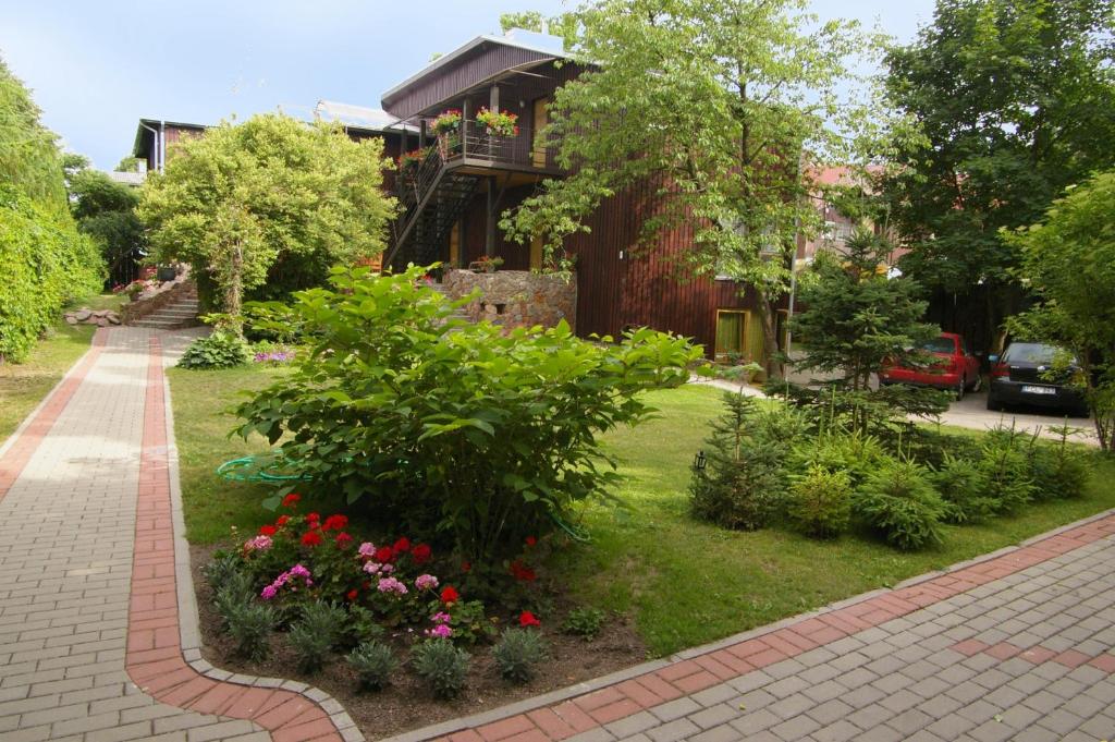 帕兰加亚西奥朱诺斯酒店的鲜花屋前的花园