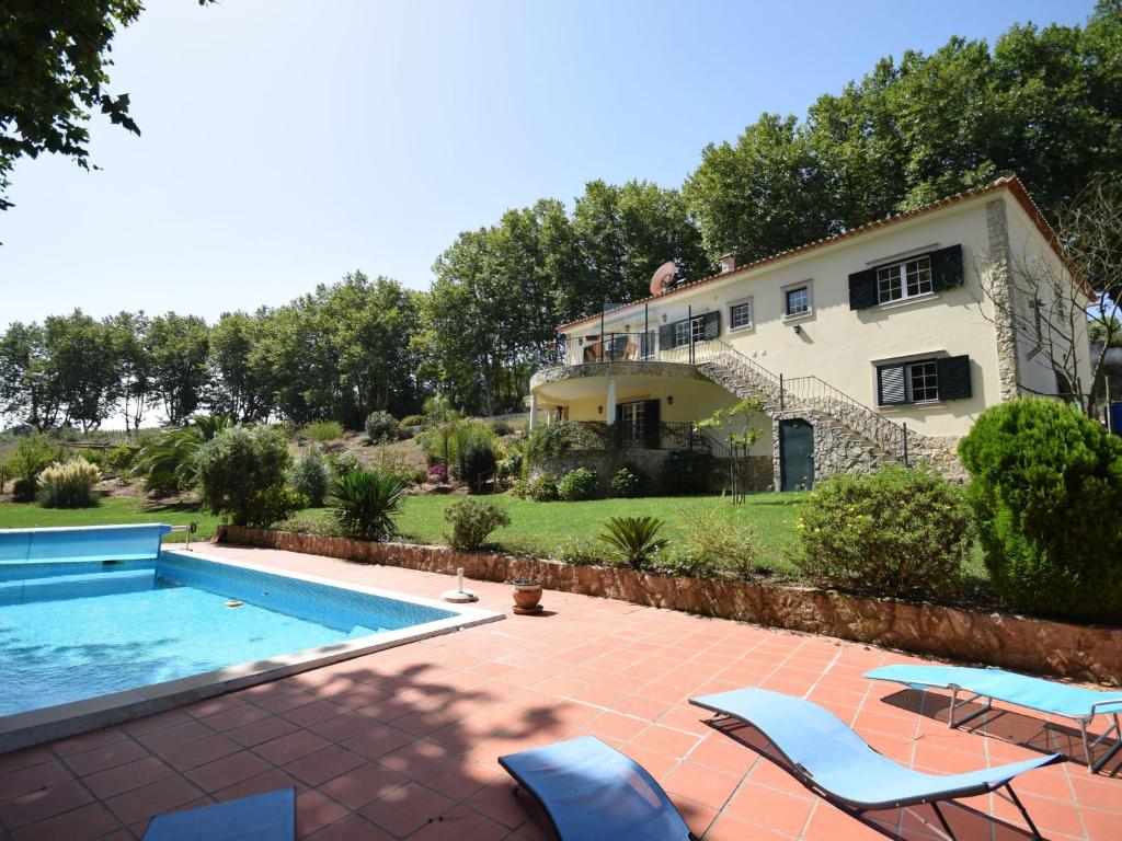 CarreirosCozy Villa with Private Swimming Pool的一座带游泳池和房子的别墅