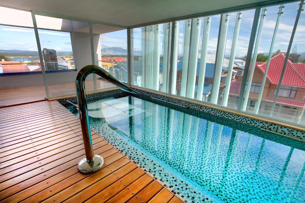 纳塔列斯港巴塔哥尼亚纳塔利诺酒店的一座大楼顶部的游泳池