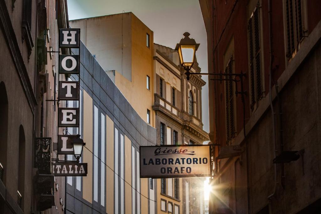 卡利亚里意大利酒店的酒类商店标志的狭窄小巷