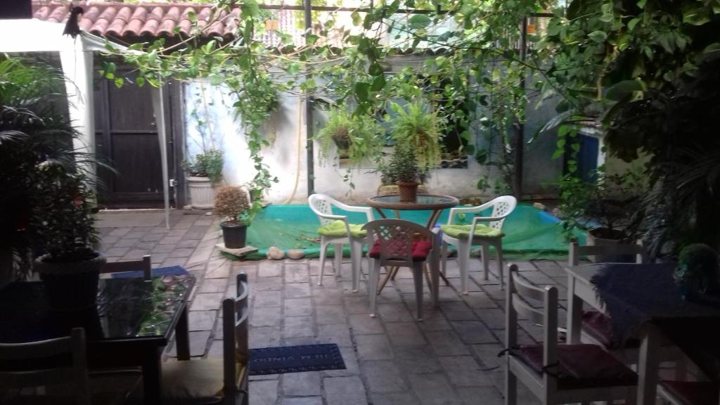 安格拉杜斯雷斯Brumar Inn的庭院配有桌椅和植物