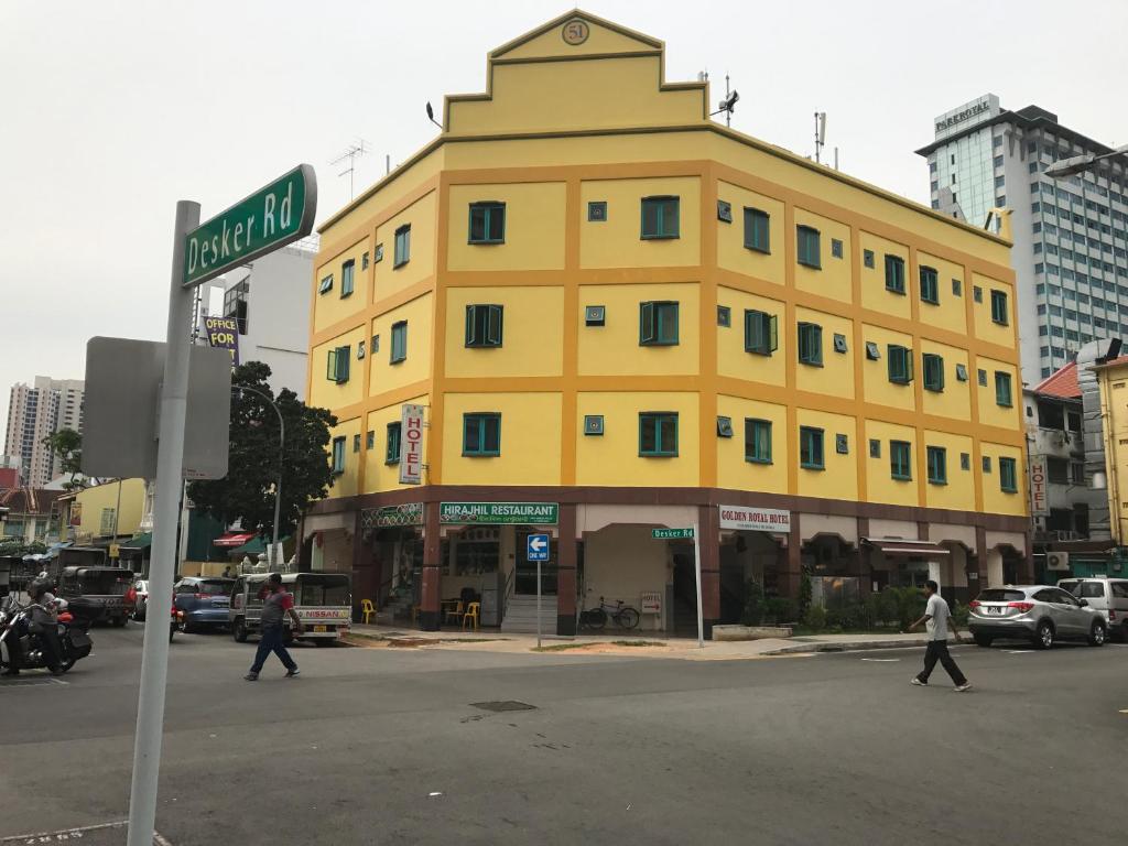 新加坡L Hotel at 51 Desker的前面有路标的黄色建筑