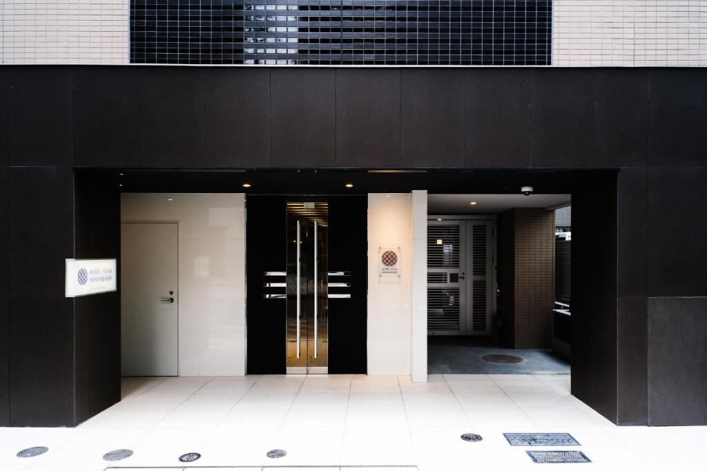东京日本桥阿克萨斯公寓式酒店的黑色建筑中的一组电梯