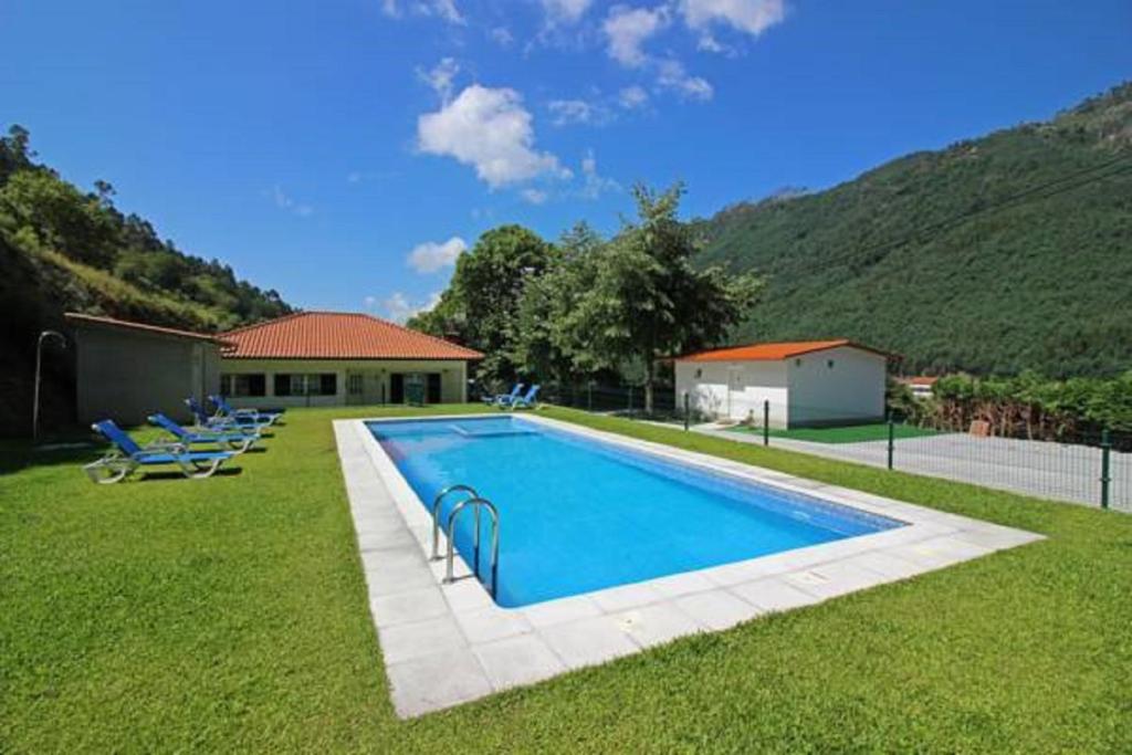 吉尔斯Vivenda Principe的一座房子的院子内的游泳池