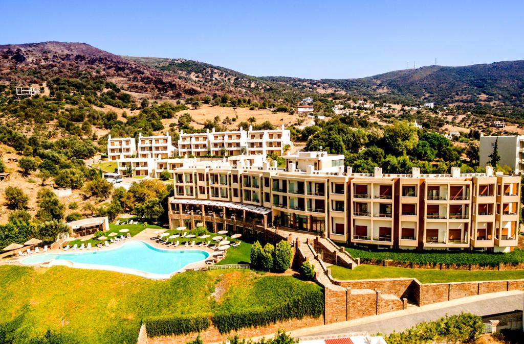 马尔马里埃维亚套房酒店的享有带游泳池的度假村的空中景致