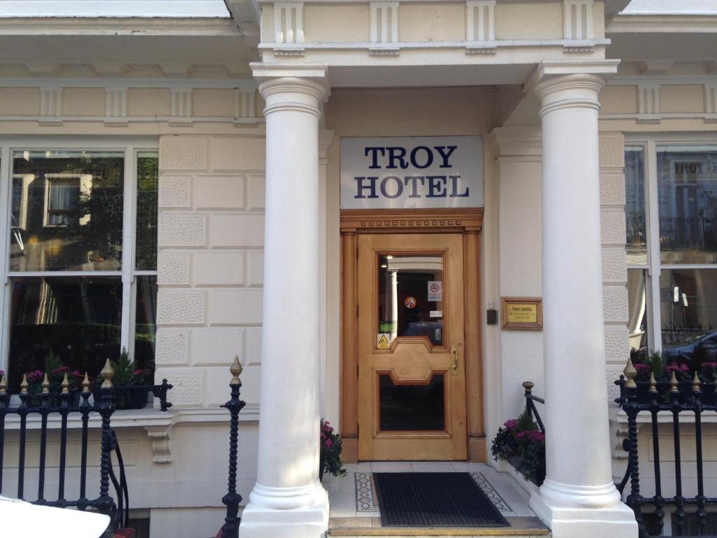 伦敦特洛伊酒店的上面标有标志的酒店前门