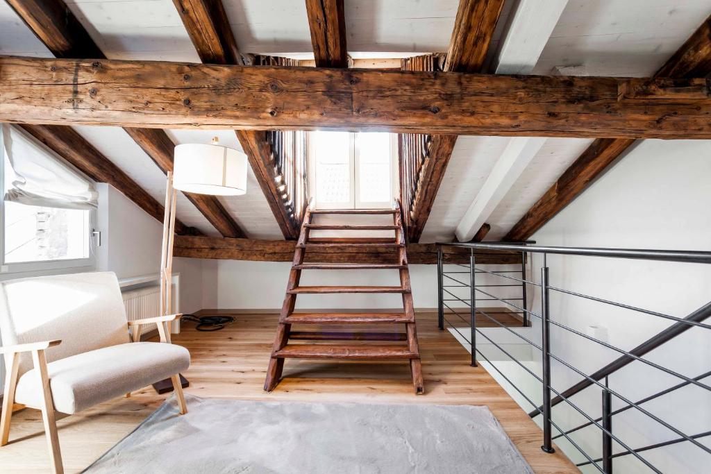 博尔扎诺Stay COOPER l Laubenhaus的一间带梯子和椅子的房间