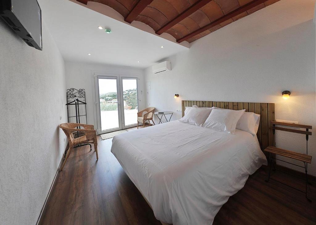 卡达克斯卡达克阿莱斯成人酒店的卧室设有一张白色大床和一扇窗户。