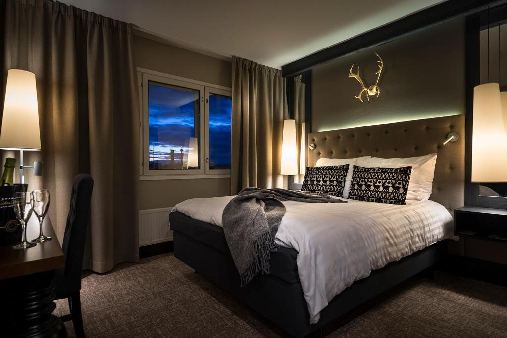 坦佩雷坦佩雷拉普兰酒店的一间卧室设有一张大床和一个窗户。