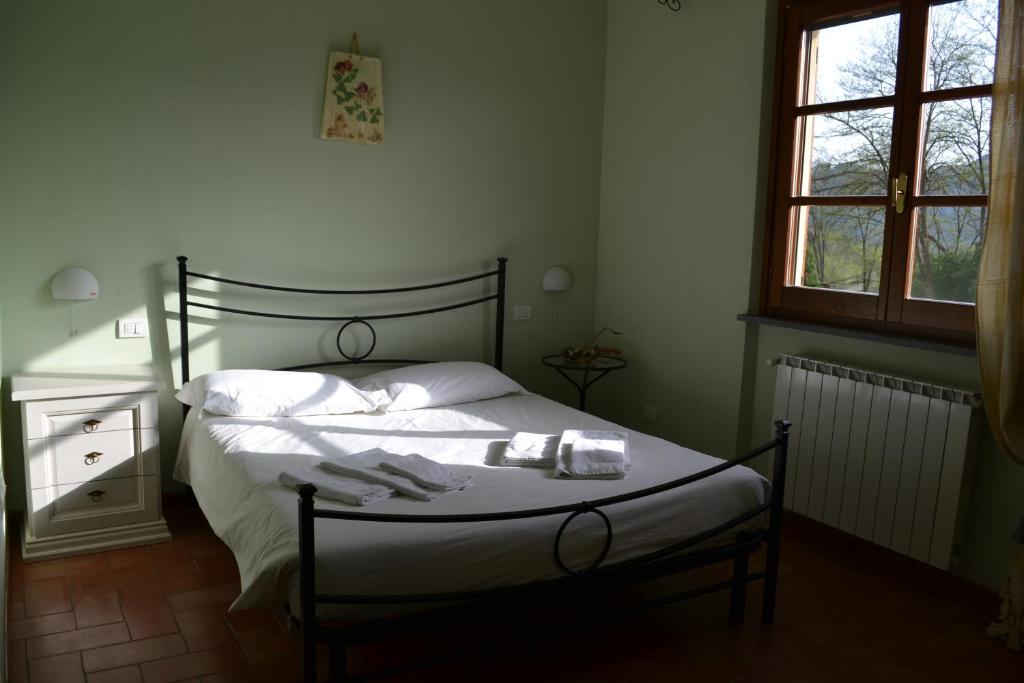 奥拉Agriturismo La Selva的一间卧室配有带毛巾的床