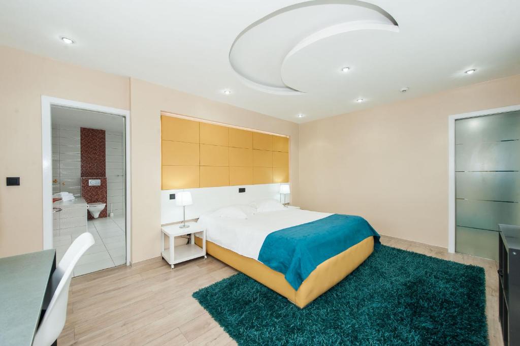 布鲁塞尔凤凰酒店的一间带大床的卧室和一间浴室