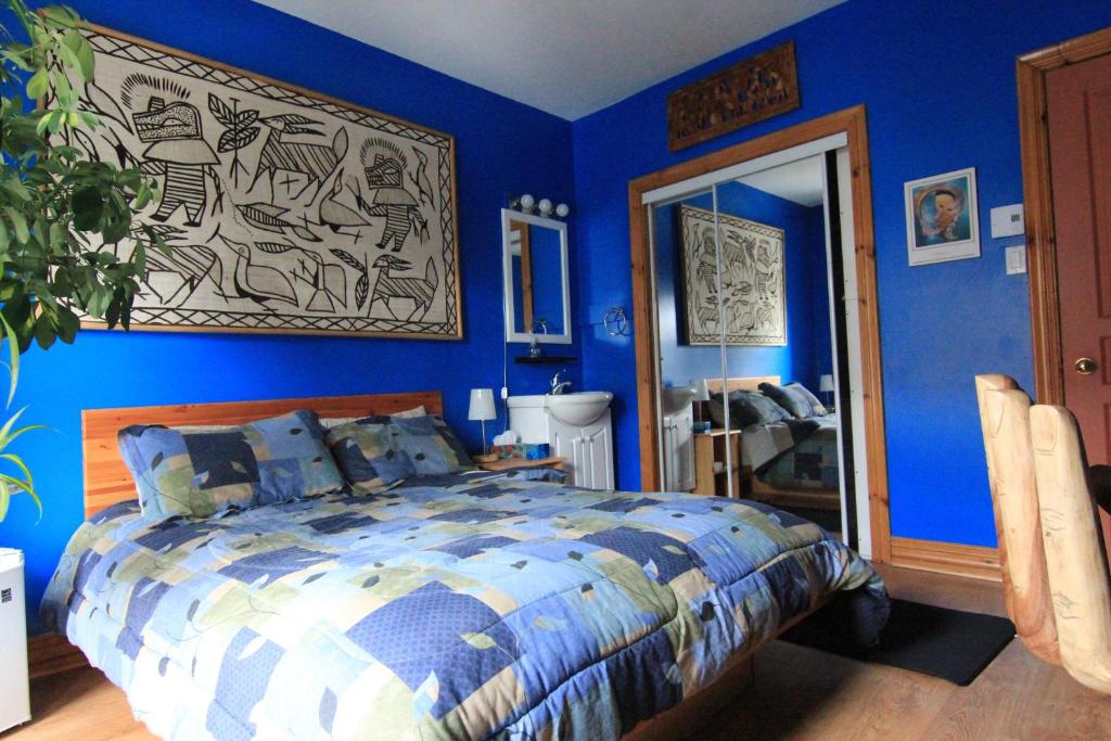 蒙特利尔伊特拉佩乌住宿加早餐旅馆的蓝色的卧室,配有床和蓝色的墙壁