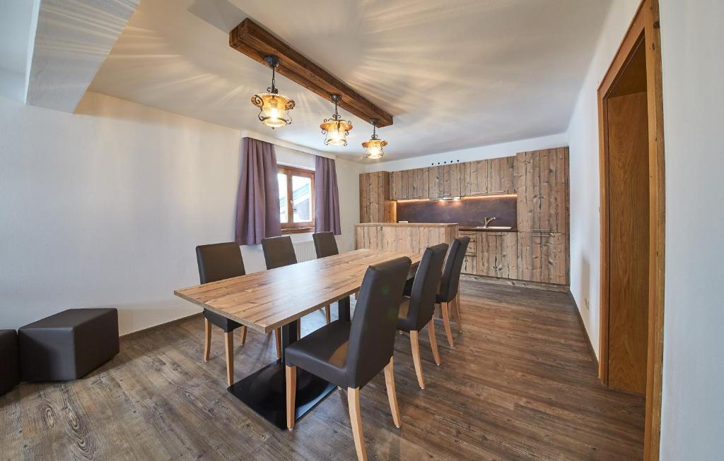 萨尔巴赫Holiday Lodge Fabian的一间带木桌和椅子的用餐室