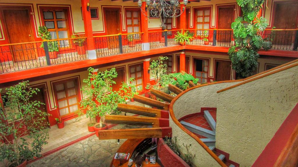 圣克里斯托瓦尔-德拉斯卡萨斯里尔德尔巴酒店的享有带木制楼梯的建筑的顶部景致