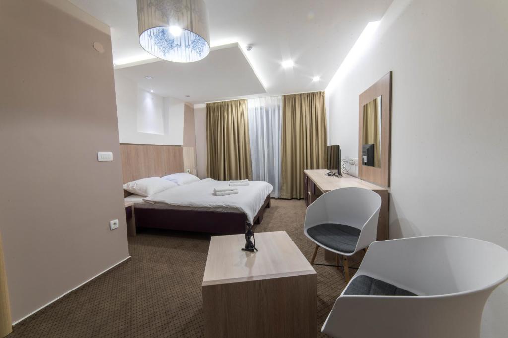 莫斯塔尔Patria Villa的酒店客房设有床和水槽