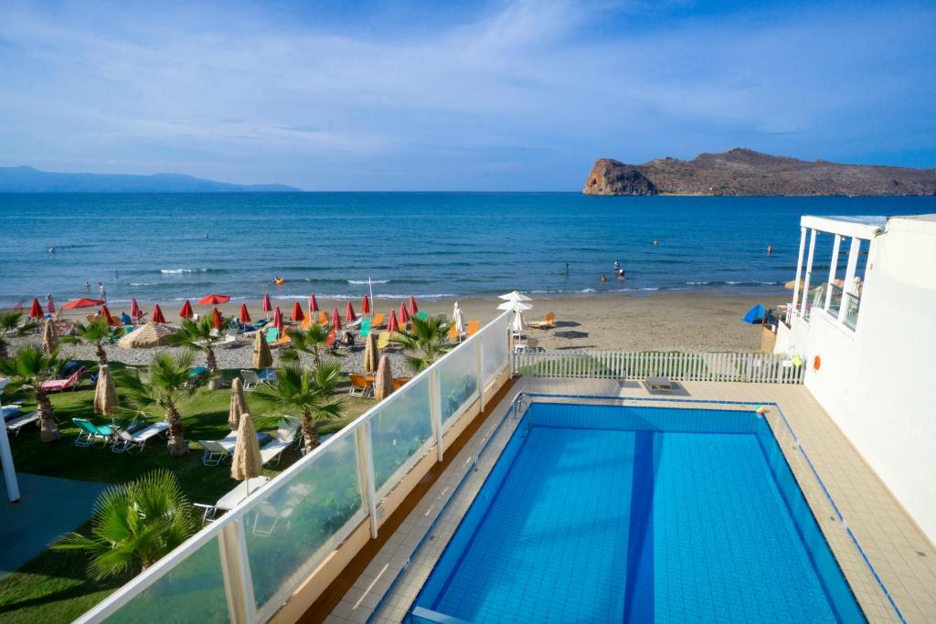 埃亚玛琳娜奈奇多乔治娜酒店的从度假村的阳台上可欣赏到海滩景色