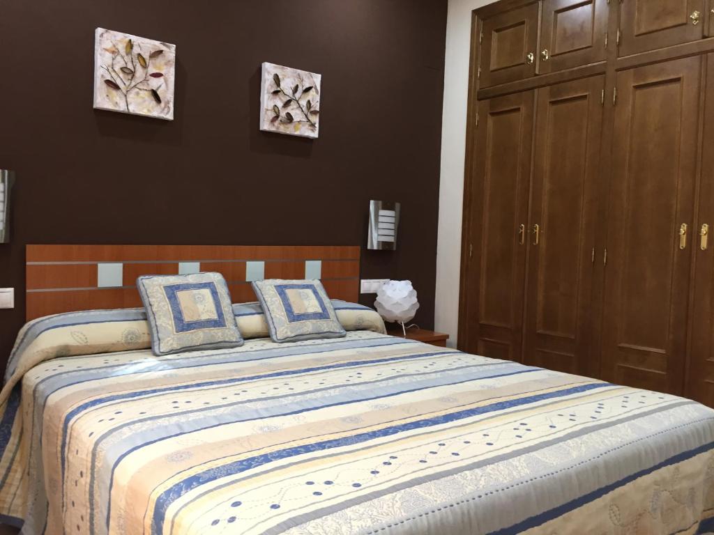 埃尔希古耶隆Medina Azahara的一间卧室配有一张带两个枕头的床